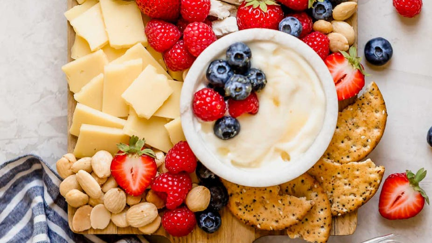 Plateau de fromages accompagnés de fruits rouges Driscolls