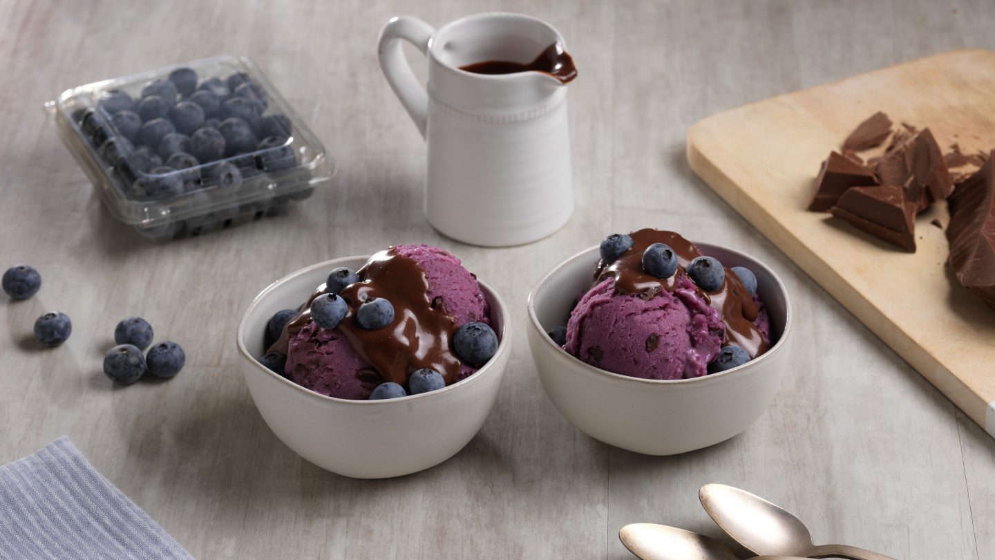 Glace au chocolat noir et à la myrtille