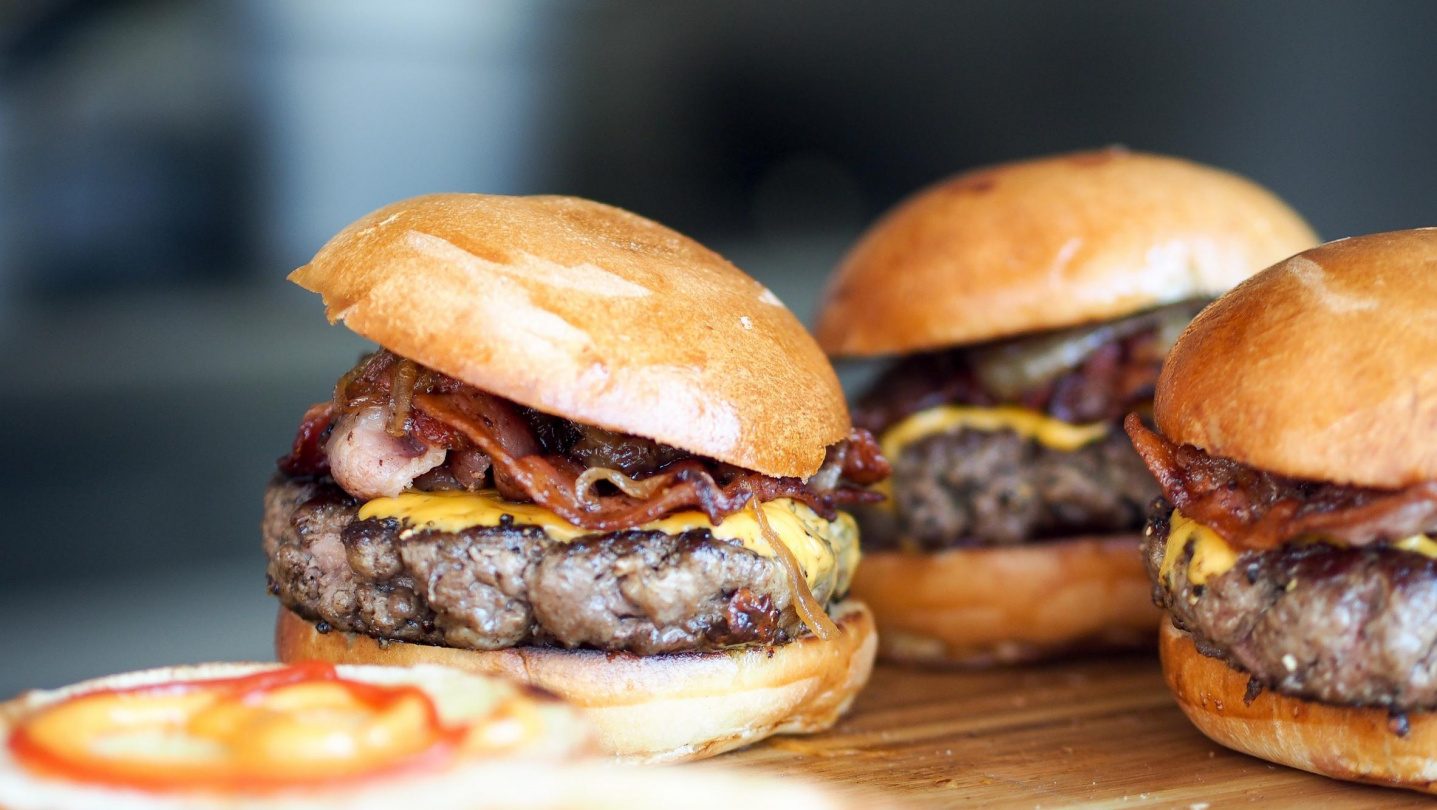 Burgers d’aloyau avec ketchup épicé aux fruits rouges