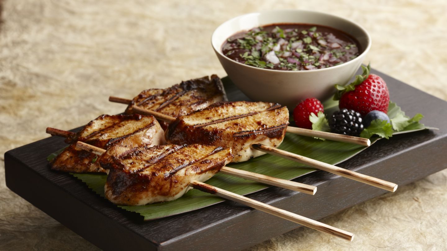 Kebabs de poulet avec des baies fraîches