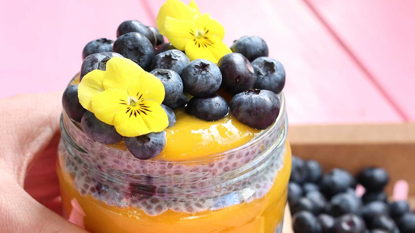 Porridge de chia aux myrtilles et à la mangue