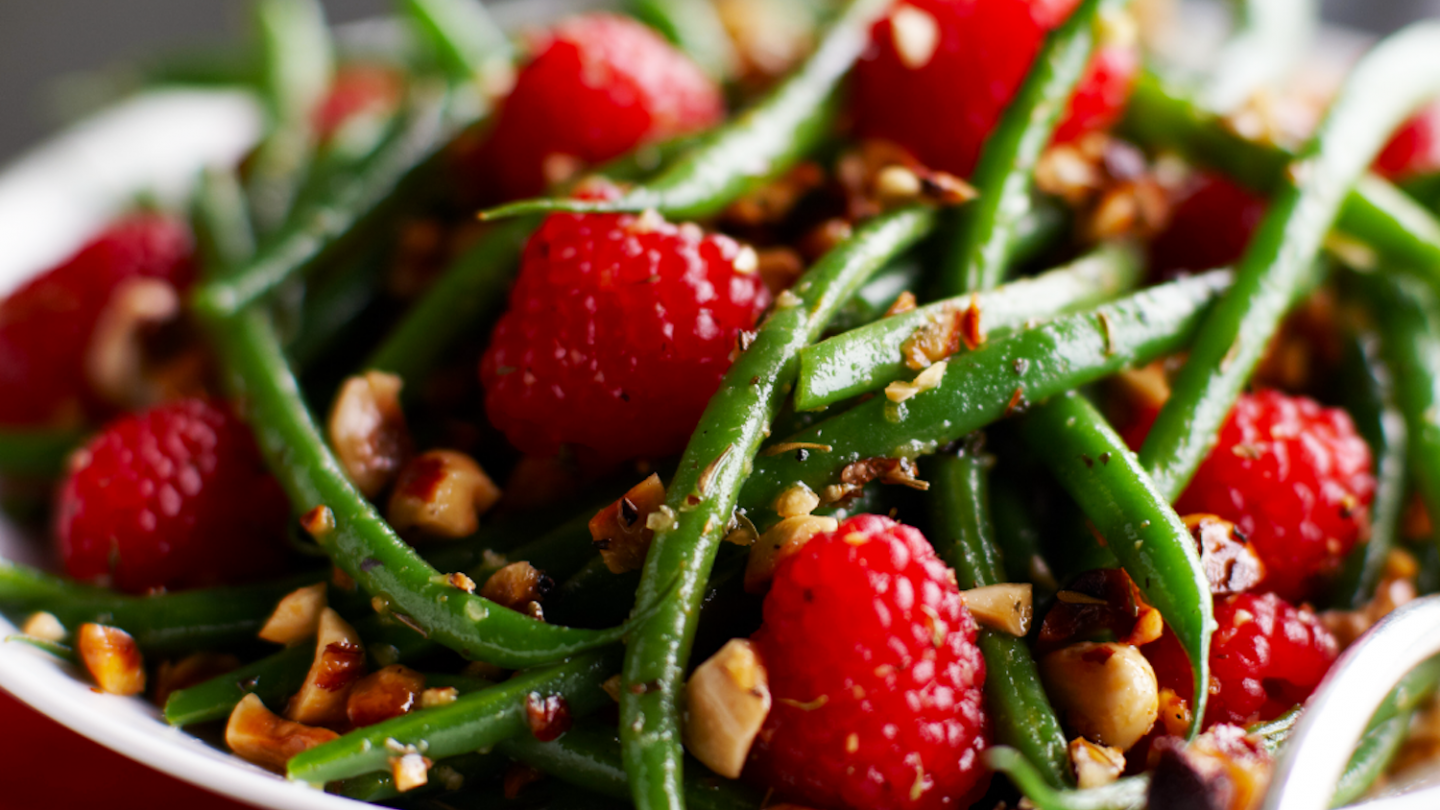 Poêlée de haricots verts, framboises et noisettes