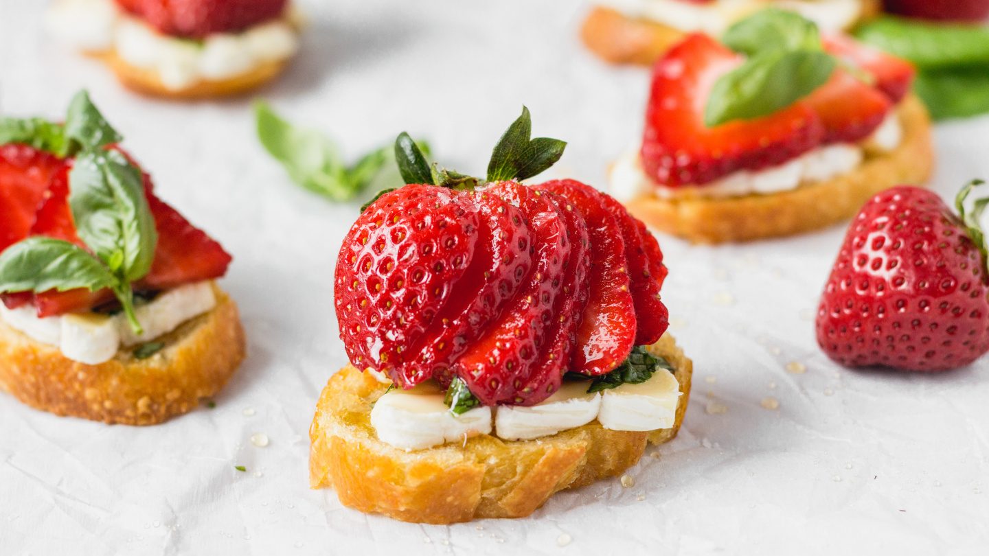 Crostini au brie garni de fraises et de miel au basilic