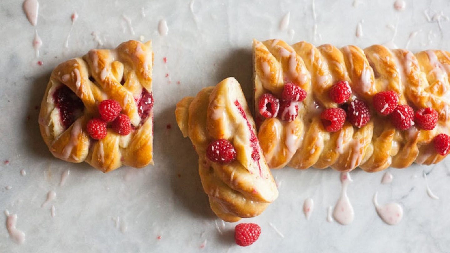 Brioche tressée aux framboises