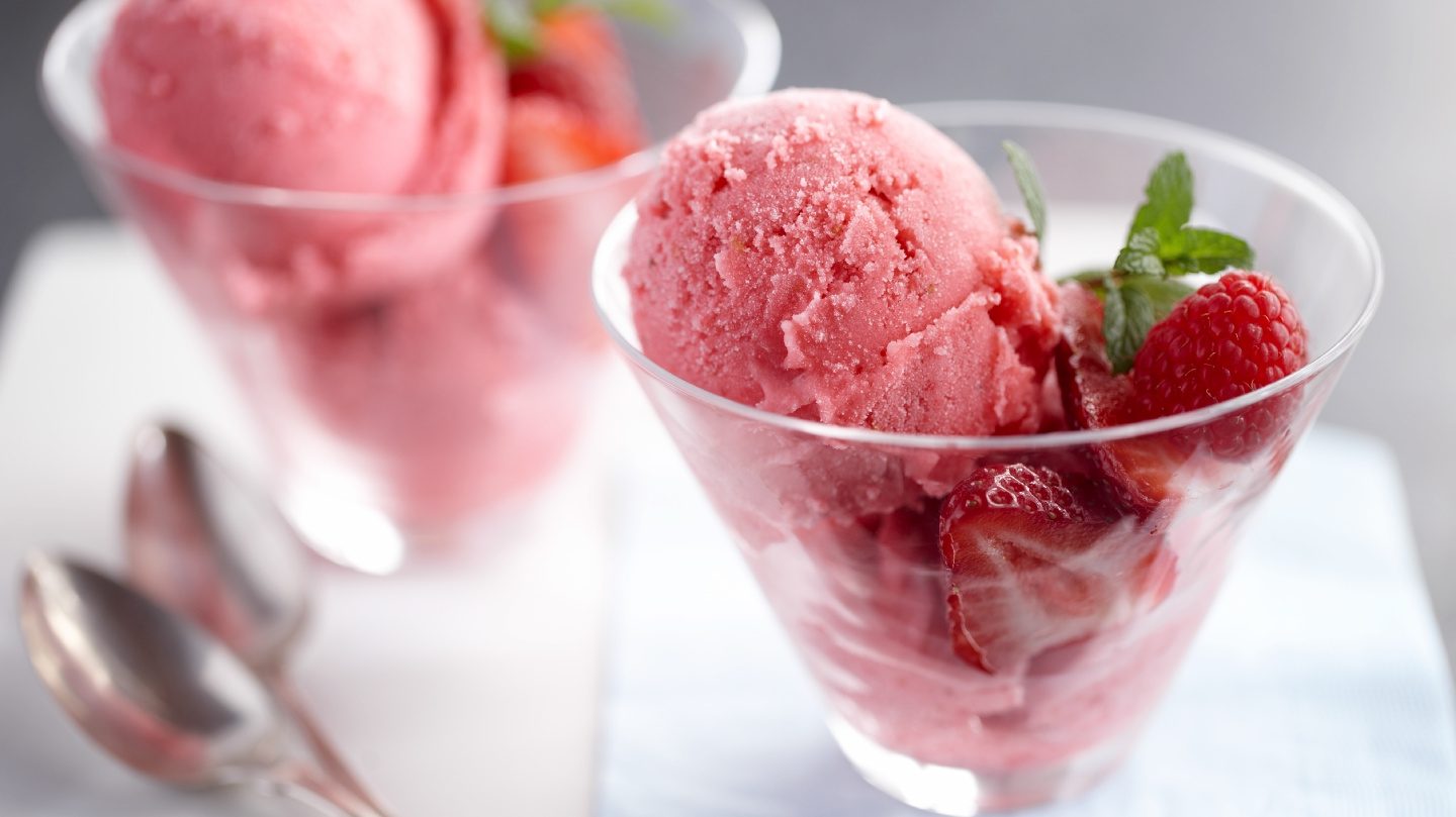 Yogourt glacé à la fraise et à la framboise