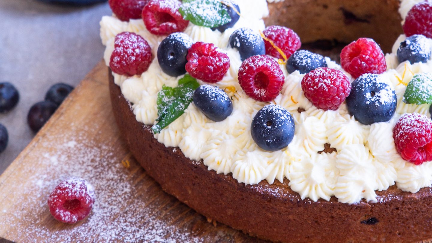 Gâteau de Noël aux fruits rouges et aux noisettes, glaçage à l’orange