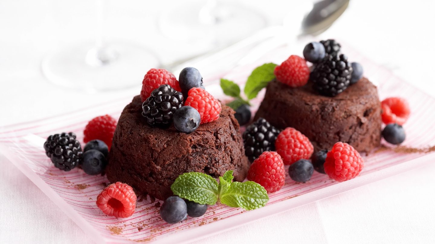 Gâteaux au chocolat fondu et aux fruits rouges mélangés