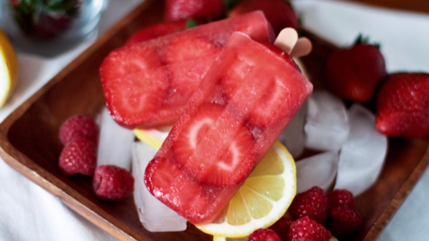 Pétillant de sorbets de limonade à la framboise et à la fraise