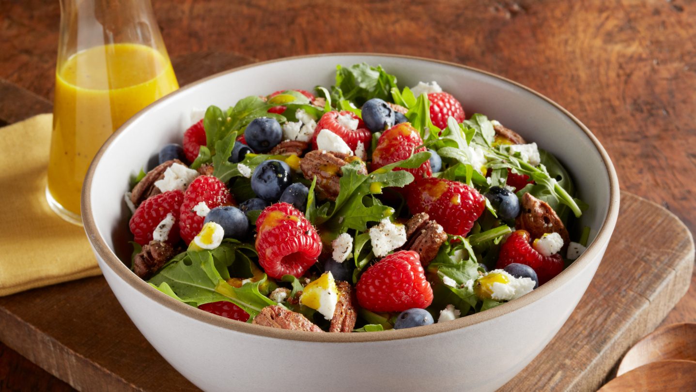 Salade de roquette aux fruits rouges avec vinaigrette à l'orange et au curcuma