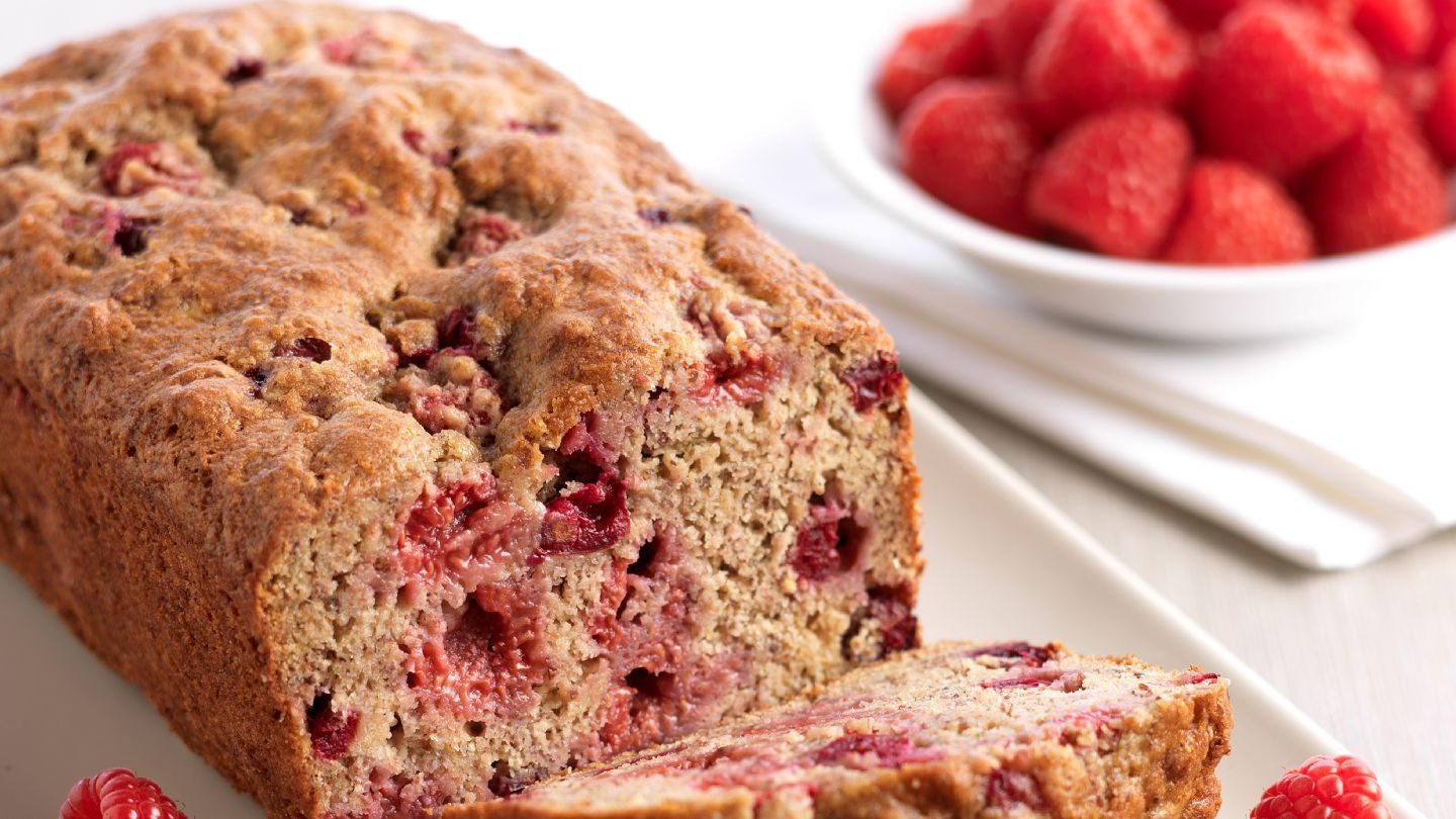 Pain aux framboises, aux myrtilles et à la banane