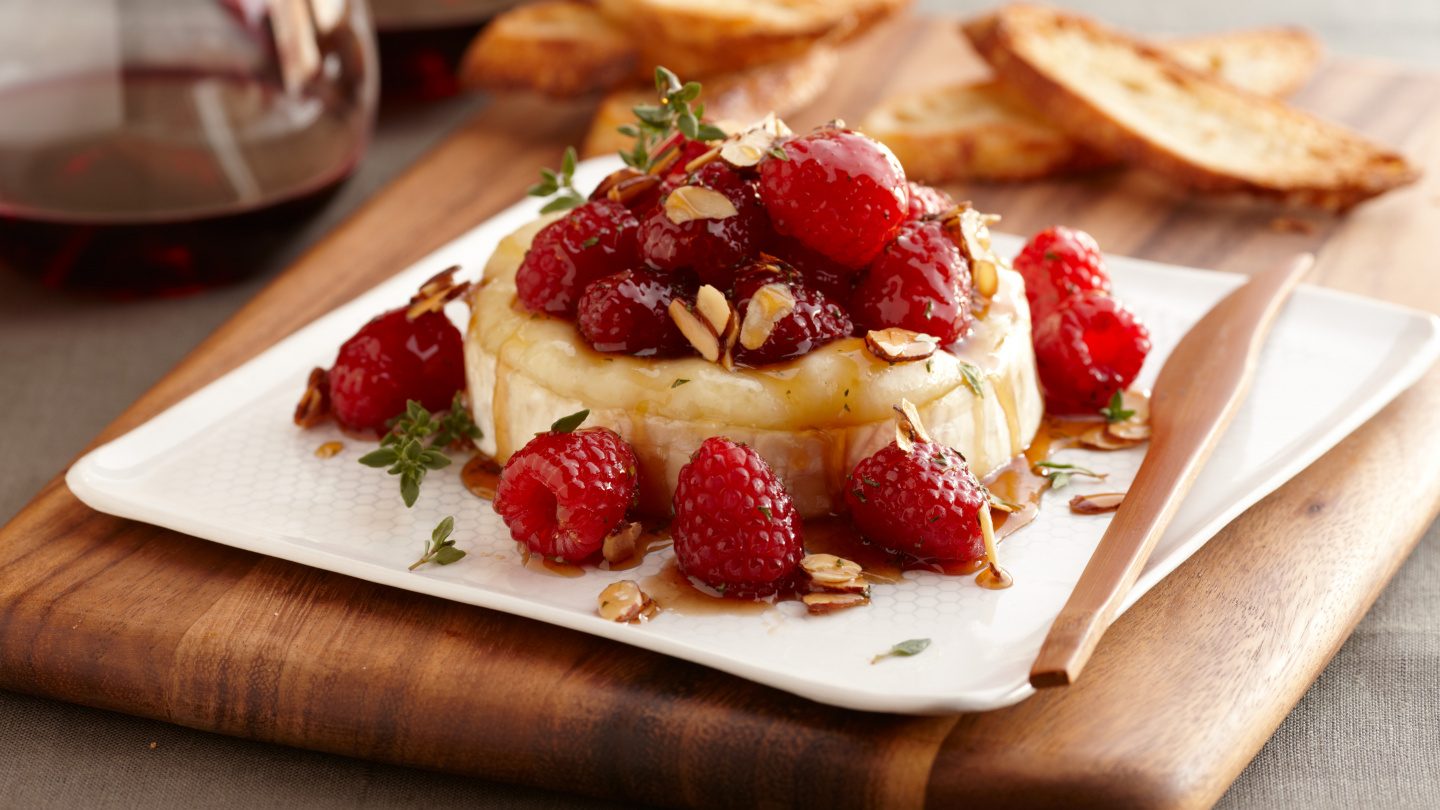 Brie aux framboises, au miel et aux amandes