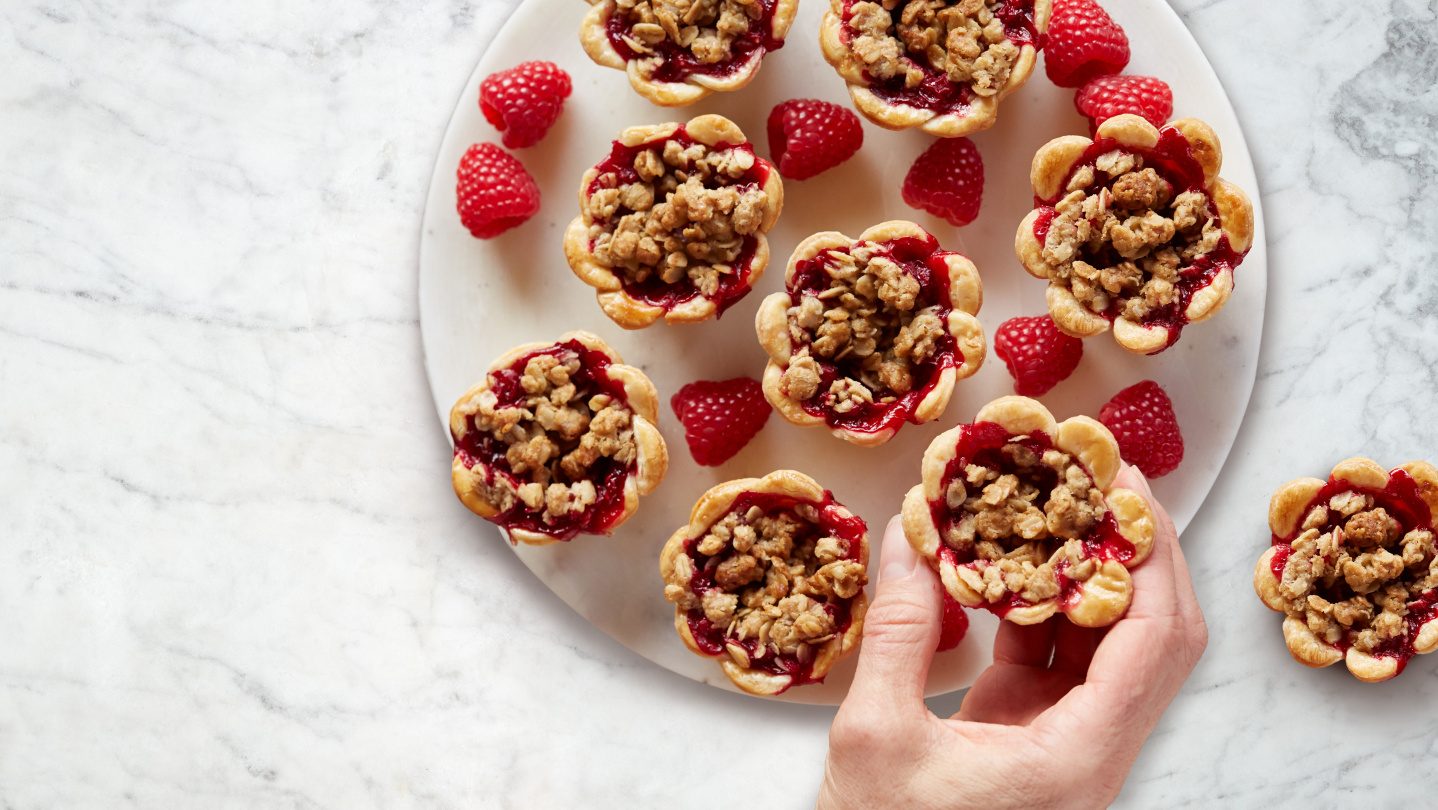 Mini tartes crumble aux framboises et aux canneberges