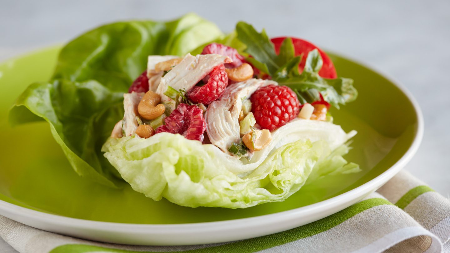Salade de poulet fumé aux framboises