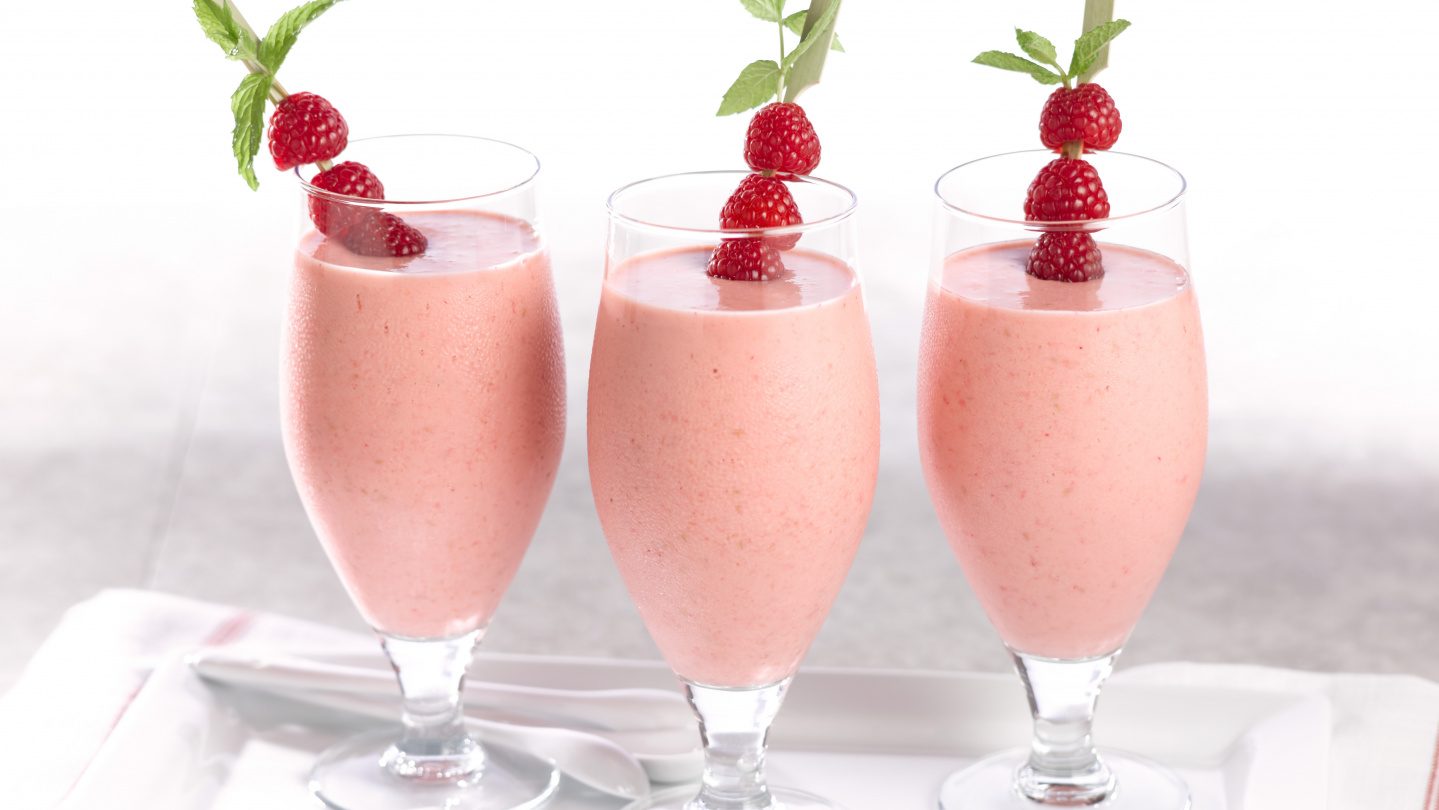 Smoothie au yaourt, aux framboises, aux pêches et au lin