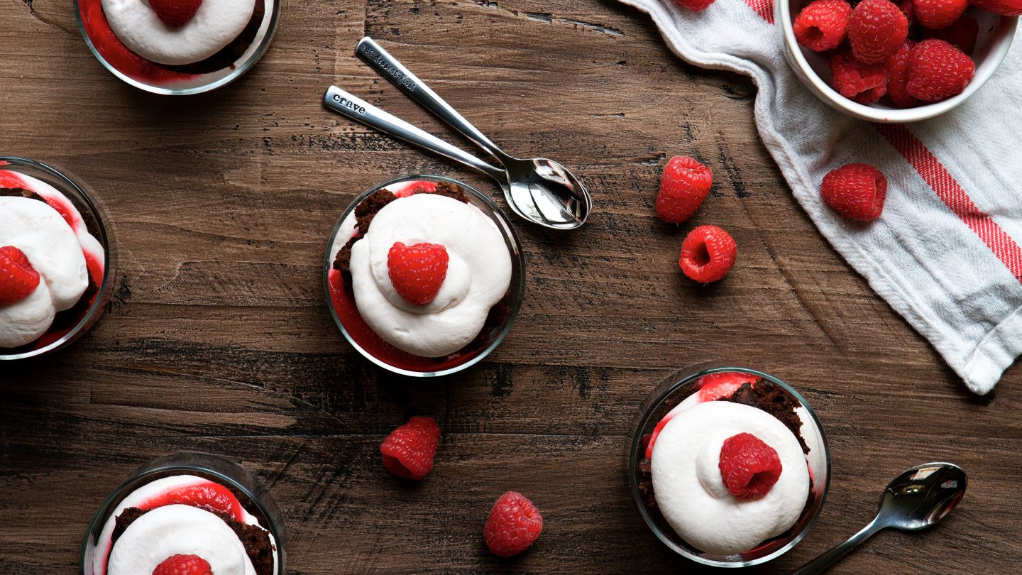 Bagatelles aux framboises avec crème fouettée