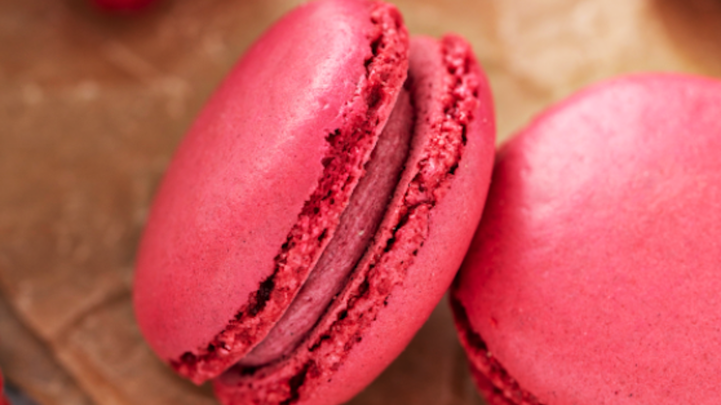 Macarons coco-framboise fourrés de crème au beurre à la rose et aux framboises