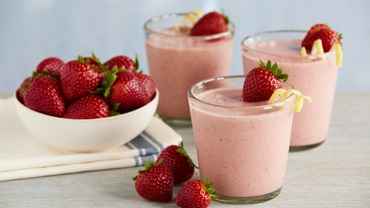 Smoothie onctueux au citron et aux fraises avec de l'eau de coco