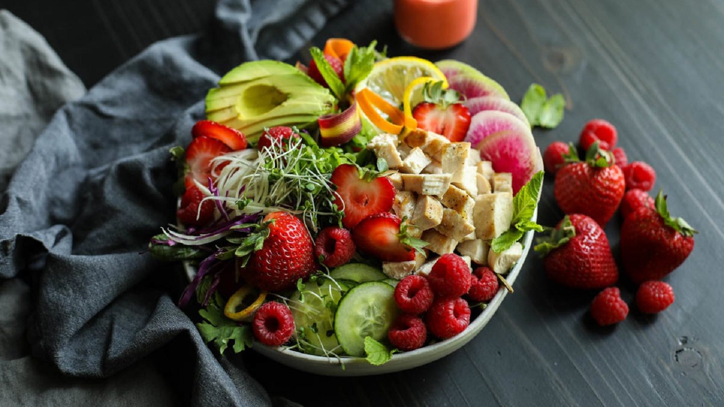 Salade protéinée aux fraises