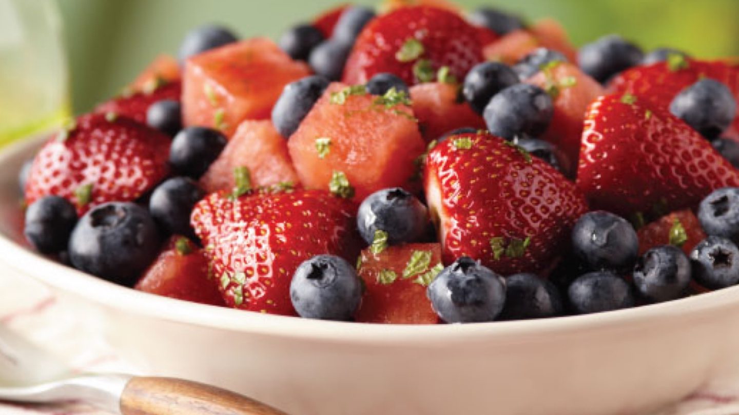 Salade de fraises et de myrtilles à la pastèque et à la menthe