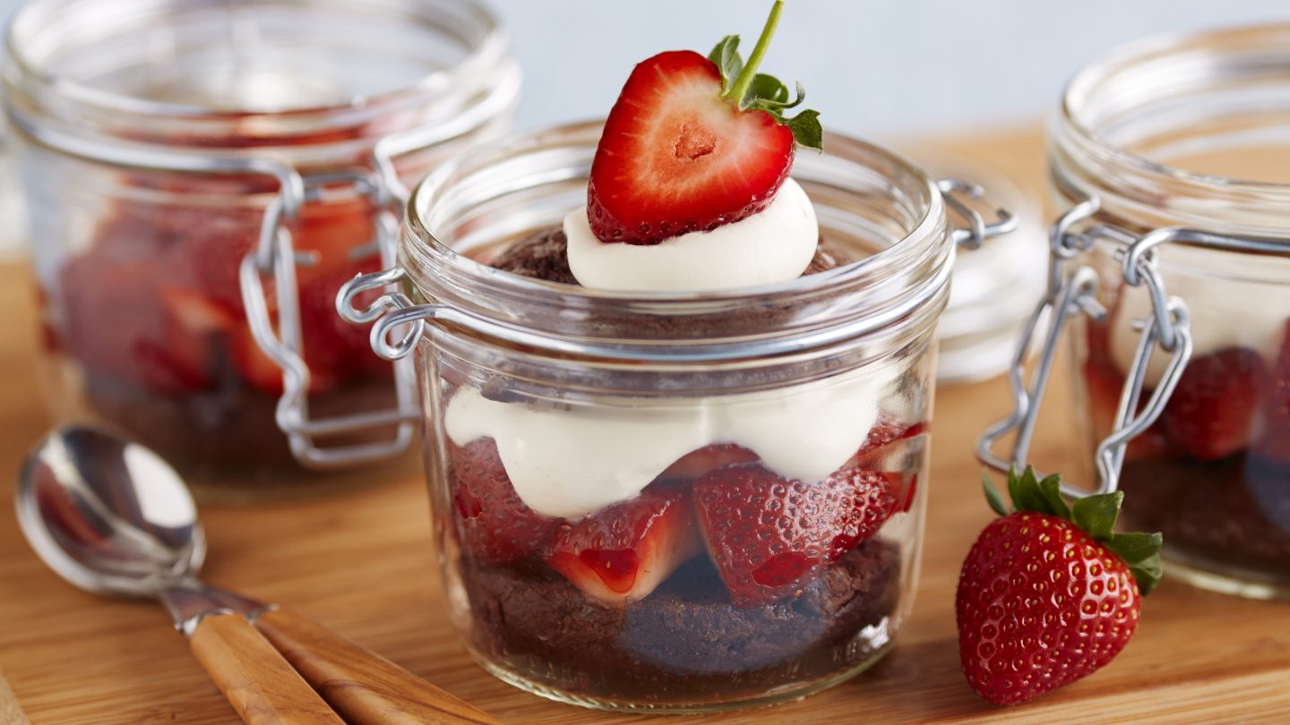 Sablé aux fraises, au chocolat et au caramel salé, servi dans un pot