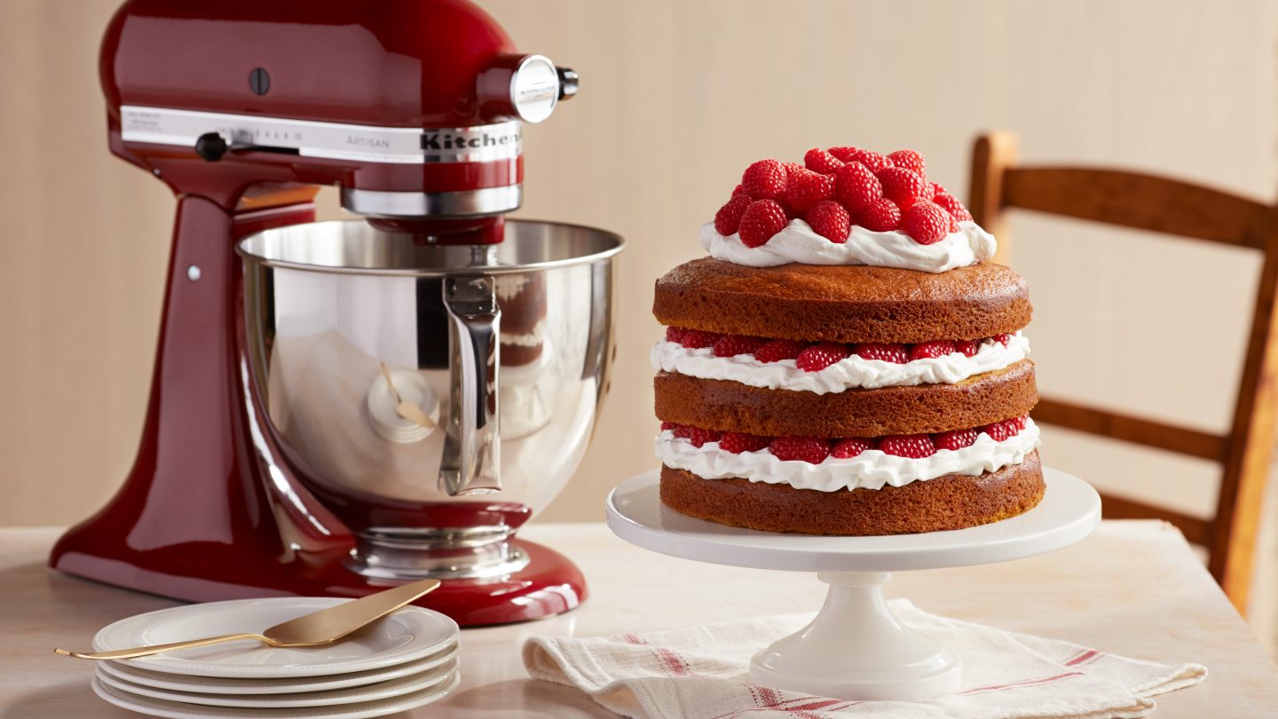 Gâteau à la citrouille avec des framboises et de la crème