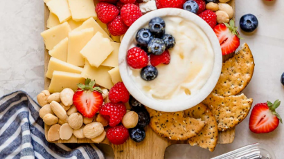 Plateau de fromages avec de fruits rouges