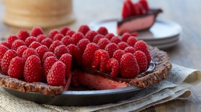 Tarte aux barres Nanaïmo et aux framboises