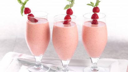 Smoothie au yaourt, framboises et pêches 