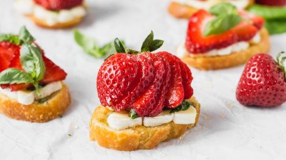 Crostini au brie garni de fraises, miel et basilic