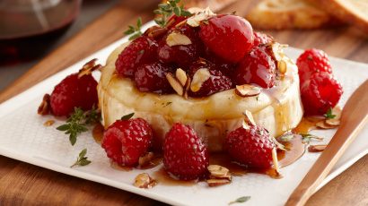 Brie aux framboises, au miel et aux amandes