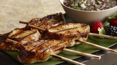 Kebabs de poulet avec des baies fraîches