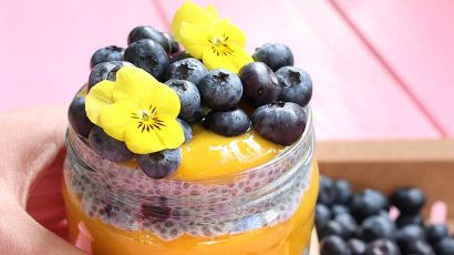 Porridge de chia aux myrtilles et à la mangue