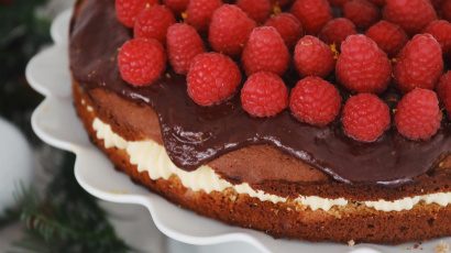 Gâteau au sirop avec des framboises