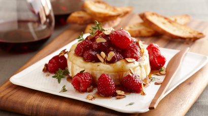 Brie au four aux framboises, pistaches et miel