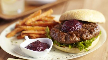 Burgers avec ketchup épicé aux fruits rouges