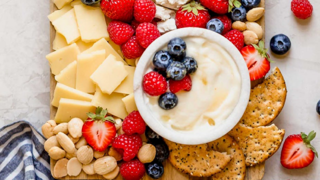 Plateau de fromages accompagnés de fruits rouges Driscolls