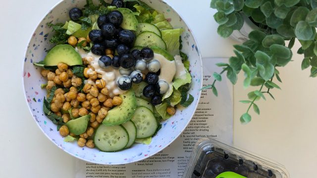 Healthy salad recipe with chickpeas and blueberries