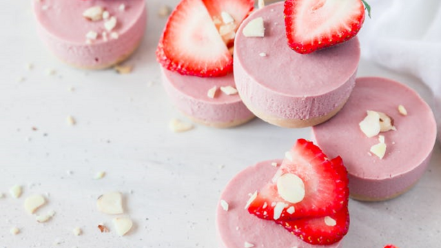 Mini-bouchées véganes de gâteau au fromage aux fraises sans cuisson Driscolls