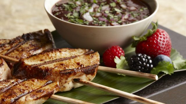 Kebabs de poulet avec des baies fraîches