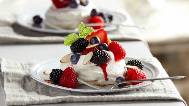 Une recette de dessert aux fraises - meringues de fruits  