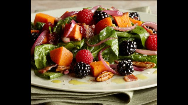 Recette pour une salade de pommes de terre saine avec framboises et mûres